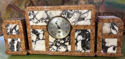 Auktion 365<br>Art Deco Kommodenuhr um 1930/40 