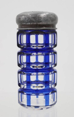 Auktion 365<br>gr. Zuckerstreuer, wohl um 1920/30, blau überfangen, Josephinenhütte?, ca. H-14,5cm [1]