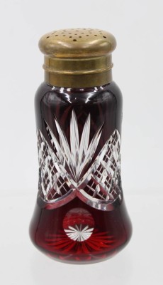 Auktion 365<br>hoher Überfang-Streuer, Kristall, beschliffen, Josephinenhütte, Messingdeckel, ca. H-14cm [1]