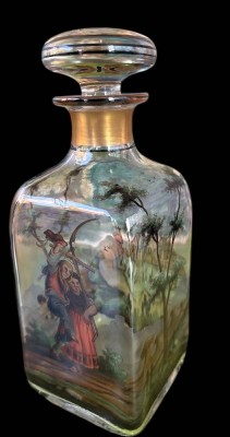 Auktion 365<br>handbemalte Karaffe mit Figuren in Landschaft, H-20 cm, 8x8 cm [1]