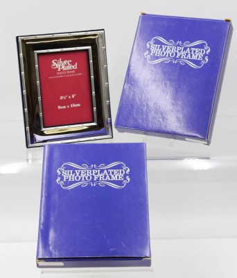 Auktion 365<br>2x Bilderrahmen, versilbert, neuwertig, Bildgrösse 9x 13cm, OVP [1]