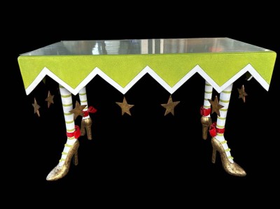 Auktion 365<br>Patience Brewster High Heel Krinkles Tisch.,  mit Holzplatte, zerlegbar, 120x60 cm, H-76 cm mit umlaufend 16 Hänge-Sterne, gut erhalten [1]