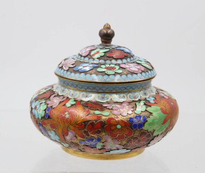 Auktion 365<br>Cloisonné-Deckeldose, China, florales Dekor, ca. H-10,5cm D-12,5cm [1]