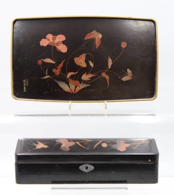 Auktion 365<br>Handschuhkasten und Tablett, Japan-Lack, älter, Tablett ca. 32,5 x 19cm Kasten H-6,5cm B-28,5cm [1]