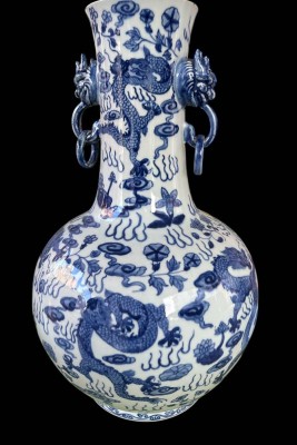 Auktion 365<br>gr. China Vase mit Blaumalerei, Drachendekor, 6 Zeichen Marke, H-50 cm, Henkel mit Ringen [1]