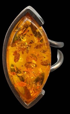 Auktion 365<br>Silberring-925- mit Bernstein-Schiffchen, eine Seite ohne Fassung (gehört wohl so), Ringkopf L-3,5 cm, RG 56, 10,2 gr. [1]