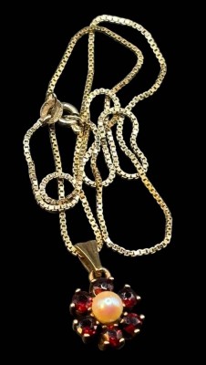 Auktion 365<br>Silberkette mit Anhänger, beide -835- vergoldet, Anhänger Perle, umringt von roten Steinen, Kette L-42 cm, Anhänger H-2,5 cm, 4,9 gr [1]