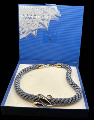 Auktion 365<br>Pierre Lang Millenium 2000, Stoff Halskette mit vergoldeten Flyer, neu in OVP, [1]