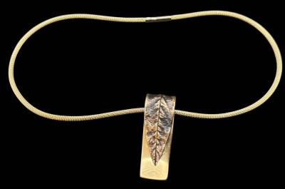 Auktion 365<br>Pierre Lang Halskette mit grossen, vergoldeten Flyer. L-ca. 50 cm, Flyer H-6 cm [1]