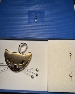 Auktion 365<br>Pierre lang grosser Katzenkopf Anhänger bzw. Brosche, vergoldet, neu in OVP, anbei Paar  kl. Ohrstecker, Kopf-Schnurrhaare B-9 cm [1]