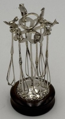 Auktion 365<br>Ständer mit 6 Champagner-Quirle, Silber-800-, alle mit div. Tierfiguren, Holzstand [1]