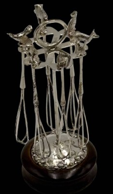 Auktion 365<br>Ständer mit 6 Champagner-Quirle, Silber-800-, alle mit div. Tierfiguren, Holzstand [1]