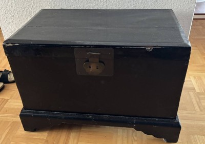 Auktion 365<br>kl. Holztruhe, wohl  Ostasien?H-50 cm, 70x40 cm [1]