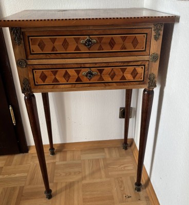 Auktion 370<br>Frz. Beistelltisch, Louis XVI,  Edelhözer intarsiert, 2 Schubladen, guter Zustand, H-89 cm,  57x41 cm [1]