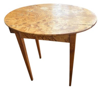 Auktion 370<br>ovaler Beistelltisch mit einer Schublade, gemasertes Walnussholz, um 1840, H-67 cm, 67x46 cm [1]