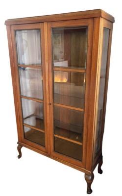 Auktion 365<br>2 türige Vitrine, Birke mit facett. Glasscheiben. H-167 cm, B-102 cm, T-35 cm [1]