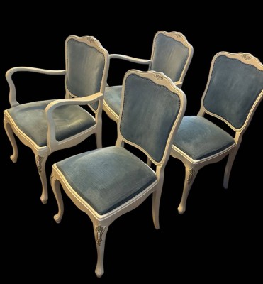 Auktion 370<br>4 Stil-Esszimmerstühle, 2x davon mit Armlehnen, 1x Bezug mit Brandloch, H-94 cm, B-max. 62 cm [1]