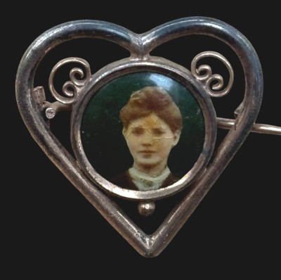 Auktion 365<br>Jugendstil-Double-Foto-Brosche in Herzform, 2,5x2,5 cm [1]