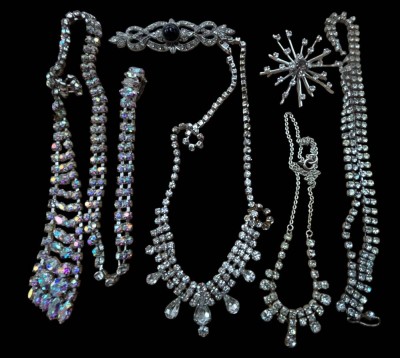 Auktion 365<br>6x div. Strass-Schmuck, 4x Ketten/Colliers, 2x Broschen [1]