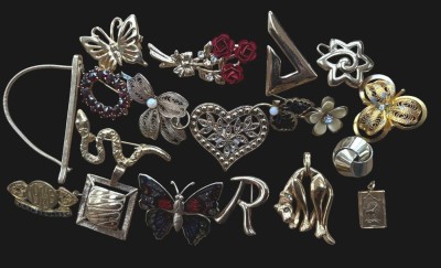Auktion 365<br>18x div. Anhänger und Nadeln, grossteils Double [1]