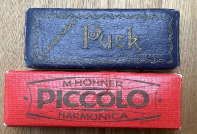 Auktion 365<br>2x Mini-Mundharmonikas von Hohner in OVP, Puck und Piccolo, L-8 und 9 cm [1]
