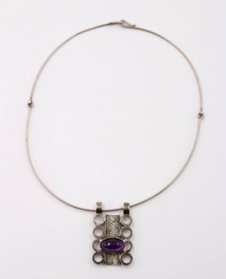 Auktion 365<br>Design-Anhänger in 835er Silber mit Amethyst, an 835er Kette, zus. , Anh. ca-L-3,8cm, 22,5gr. [1]