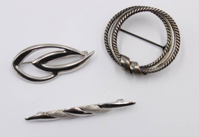 Auktion 365<br>3x div. Silber-Broschen, zus. 15,7gr., ca. L-5,5cm [1]