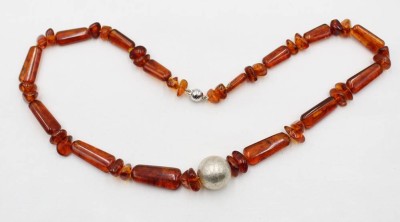 Auktion 365<br>Halskette, geklärter Bernstein, 925er Magentschließe, silberfarbene Zierkugel, ca. L-57cm, zus. 37,5gr. [1]