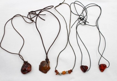 Auktion 365<br>5x Halsketten mit Bernsteinanhängern, Lederbänder [1]