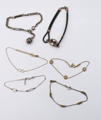 Auktion 365<br>4x kl. Silber-Armbänder (7,8gr.), sowie Kautschuk-Armband mit Silbermonturen und eines versilbert, ca. L-20cm [1]