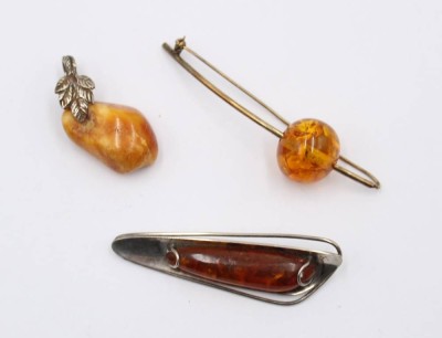 Auktion 365<br>3x div. Silber-Broschen mit Bernsteinen, 1x Fischland, zus. ca. 23,3gr., L-ca. 7,5cm [1]