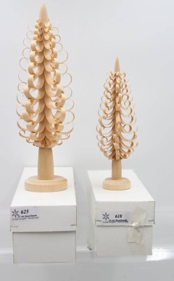 Auktion 365<br>2x gr. Spanbäume, Erzgebirge, je in orig, Karton, 18 bis 25cm [1]