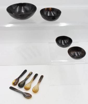 Auktion 365<br>4 Schalen und 5 Löffel, Horn, älter, Schalen D-14,5 bis 8cm, Löffel L-12,5cm [1]