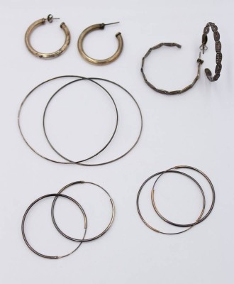 Auktion 365<br>4 Paar div. Creolen sowie 2 dünne Armreife, Silber, zus. 23,6gr., Reife ca. D-7cm [1]