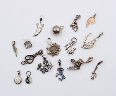 Auktion 365<br>16x div. kl. Anhänger, meist Silber, zus. ca. 26,9gr., ca. L-3cm [1]