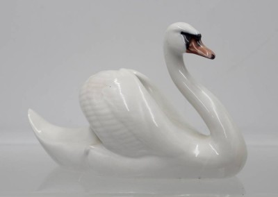 Auktion 365<br>Schwan, Royal Copenhagen, Entw. Erik Nielsen 1906, Modellnr. 755, leicht staffiert in naturalistsichen Farben, L-17 cm [1]