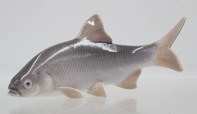 Auktion 365<br>Fisch, Royal Copenhagen, Dänemark, 20. Jhd., Modellnr. 2675, in Unterglasurfarben, H-7,5cm L-16cm [1]