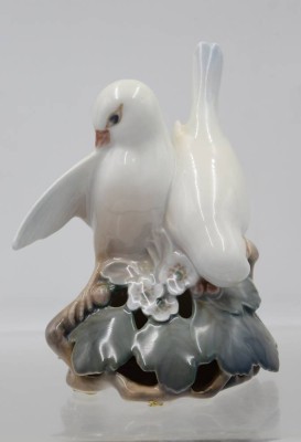 Auktion 365<br>Turteltauben auf Kirschblütenzweig, Royal Copenhagen, Modellnr. 402, Entw. Theodor Madsen, polychrom bemalt in Unterglasurfarben, H-ca.13,5cm, 1x Schleifstrich [1]