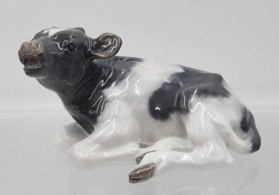Auktion 365<br>liegendes Kalb, Royal Copenhagen, Entw. Christian Thomsen, Modellnr. 1072, H-9,5 cm, L-16 cm [1]