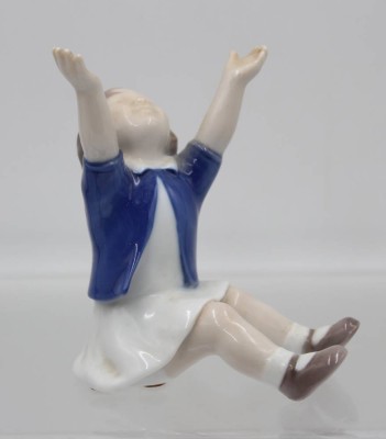 Auktion 365<br>Bing & Gröndahl, Mädchen, Unterglasurbemalung, Modellnr. 2324, H-11,5 cm [1]