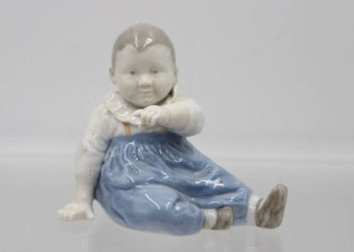 Auktion 365<br>Kinderfigur, Royal Copenhagen, Modellnr. 1517, Unterglasurfarben, H-9,5cm [1]