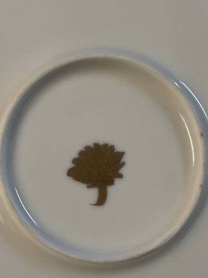 Auktion 365<br>gr. Prunk-Platte, handbemalt und mit  Reliefdekor, wohl Frankreich, D-31 cm [1]