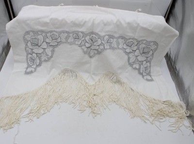 Auktion 365<br>Gardine, älter, Rosenspitze, ca. 74 x 62cm [1]