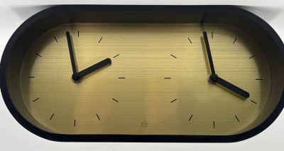 Auktion 365<br>Wanduhr, Doppelwerk in abgerundeten Gehäuse, Batteriewerk läuft, H-14 cm, L-30 cm [1]