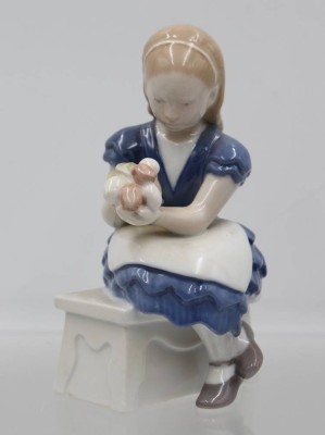 Auktion 365<br>Blumen der Ida, Bing & Gröndahl, Modellnr. 2298, polychr. Bemalung in Unterglasur, H-14,5cm [1]