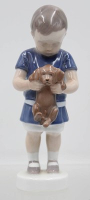 Auktion 365<br>Ole, der einen Hund hält, Bing & Gröndahl, Modellnr. 1747, Entw. Ingeborg Plockross-Irminger, H-16,5cm [1]