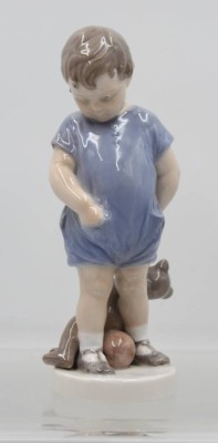 Auktion 365<br>Junge mit Teddy, Royal Copenhagen, Entw. Ada Bonfils, Modellnr. 3468, polychrom bemalt in Unterglasurfarben, H-18 cm [1]