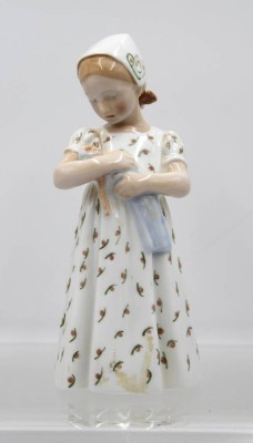 Auktion 365<br>Mary, Bing & Gröndahl, Mädchen mit Puppe, Entw. Ingeborg Plockross Irminger, Modellnr. 1721, polychrom bemalt in Unterglasurfarben, H- 19cm [1]