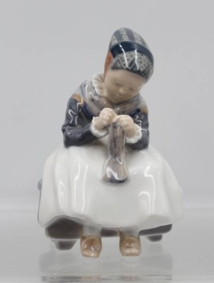 Auktion 365<br>strickendes Amager Mädchen, Royal Copenhagen, Entw. Lotte Benter, Modellnr. 1314, H-15 cm [1]
