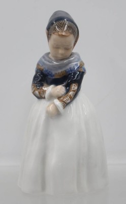 Auktion 365<br>stehendes Amager Mädchen, Royal Copenhagen, Entw. Lotte Benter, sign., Modellnr. 1251, polychrom bemalt in Unterglasurfarben, H- 19cm [1]